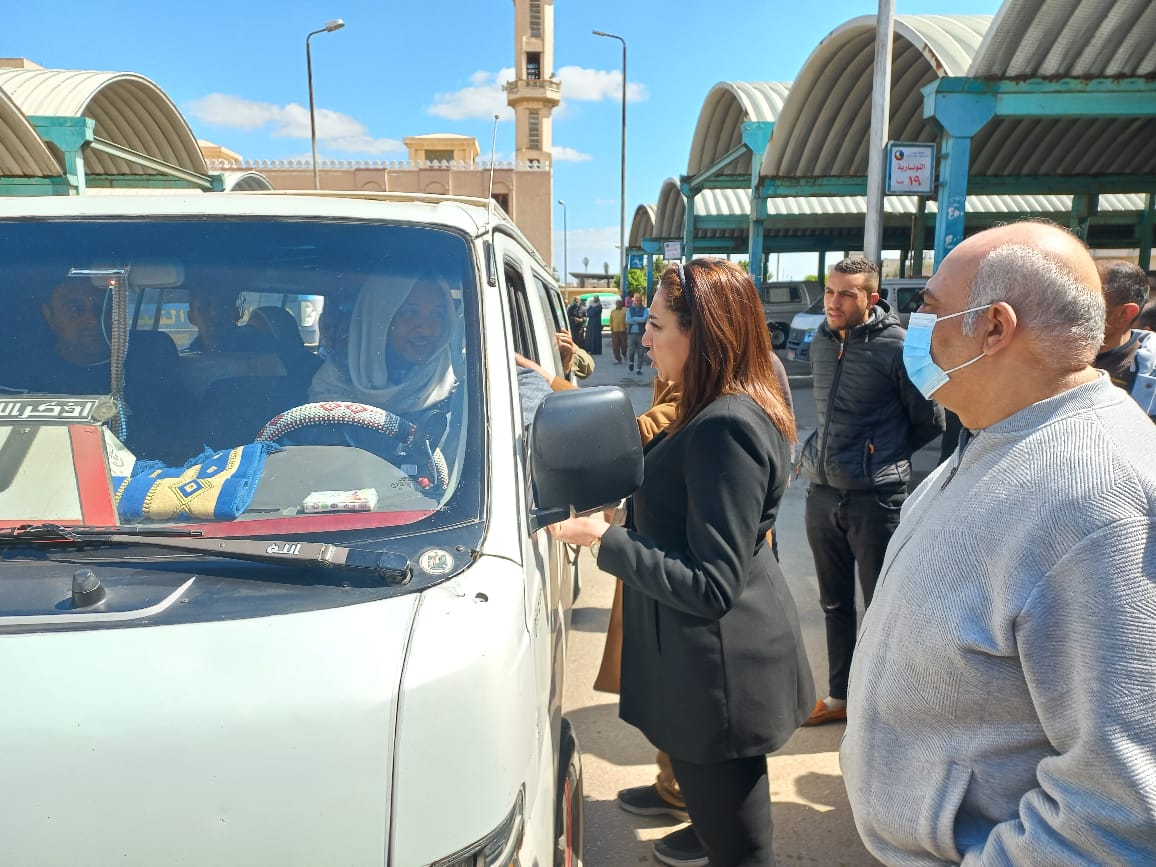 نائب محافظ البحيرة تتفقد مجمع مواقف دمنهور.. وتشدد على الإلتزام بتعريفةالركوب الجديدة