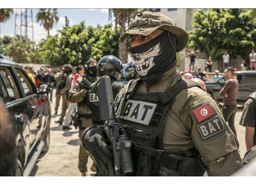 السلطات التونسية تعلن القبض على 5 أشخاص .. بتهمة الانتماء إلى تنظيم مسلح