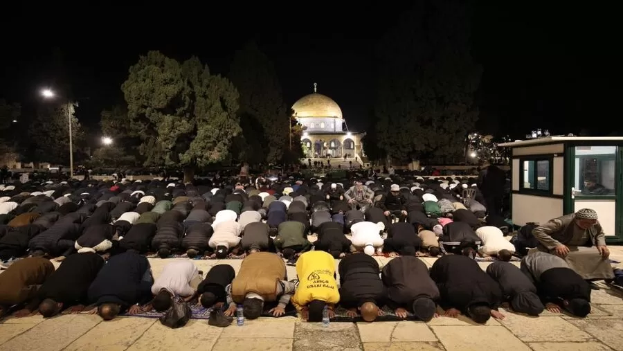 70 ألفا يؤدون صلاتي العشاء والتراويح .. في المسجد الأقصى