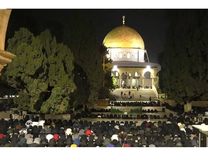 50 ألفا يؤدون صلاتي العشاء والتراويح .. في المسجد الأقصى