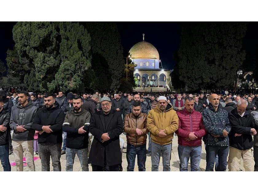 35 ألف فلسطيني .. يؤدون صلاتي العشاء والتراويح في المسجد الأقصى