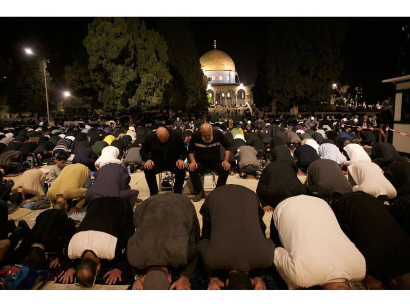 70 ألف فلسطيني يؤدون العشاء والتراويح بالأقصى .. رغم قيود الاحتلال
