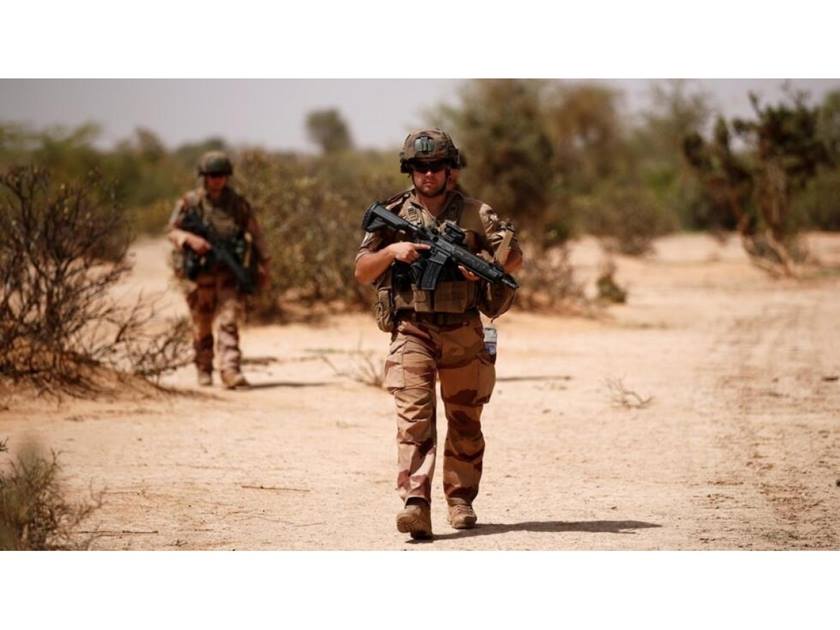 فرنسا .. تعلن إبقاء قواتها في تشاد