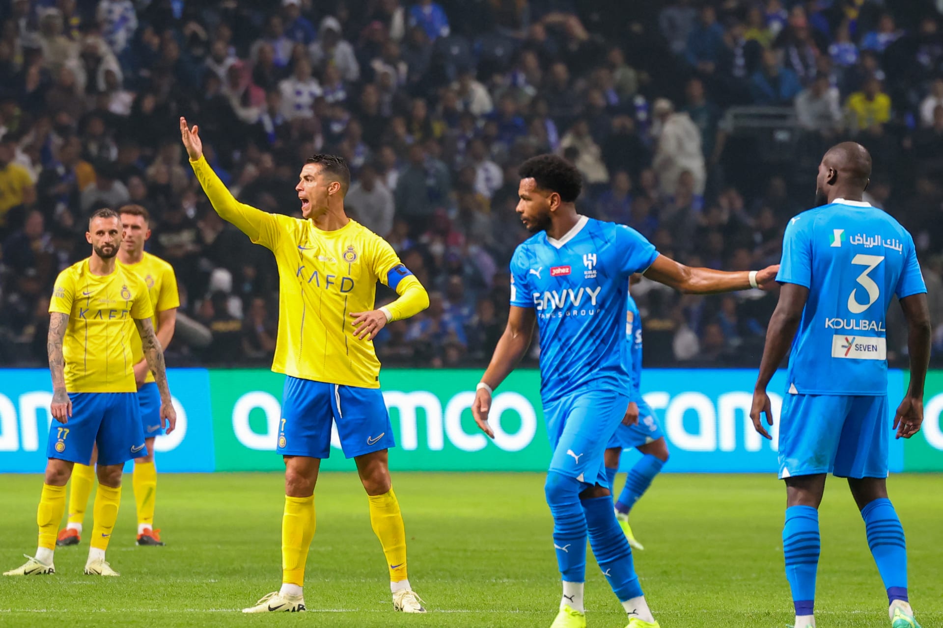 الهلال يهزم النصر بثنائية ويتأهل لنهائي السوبر السعودي