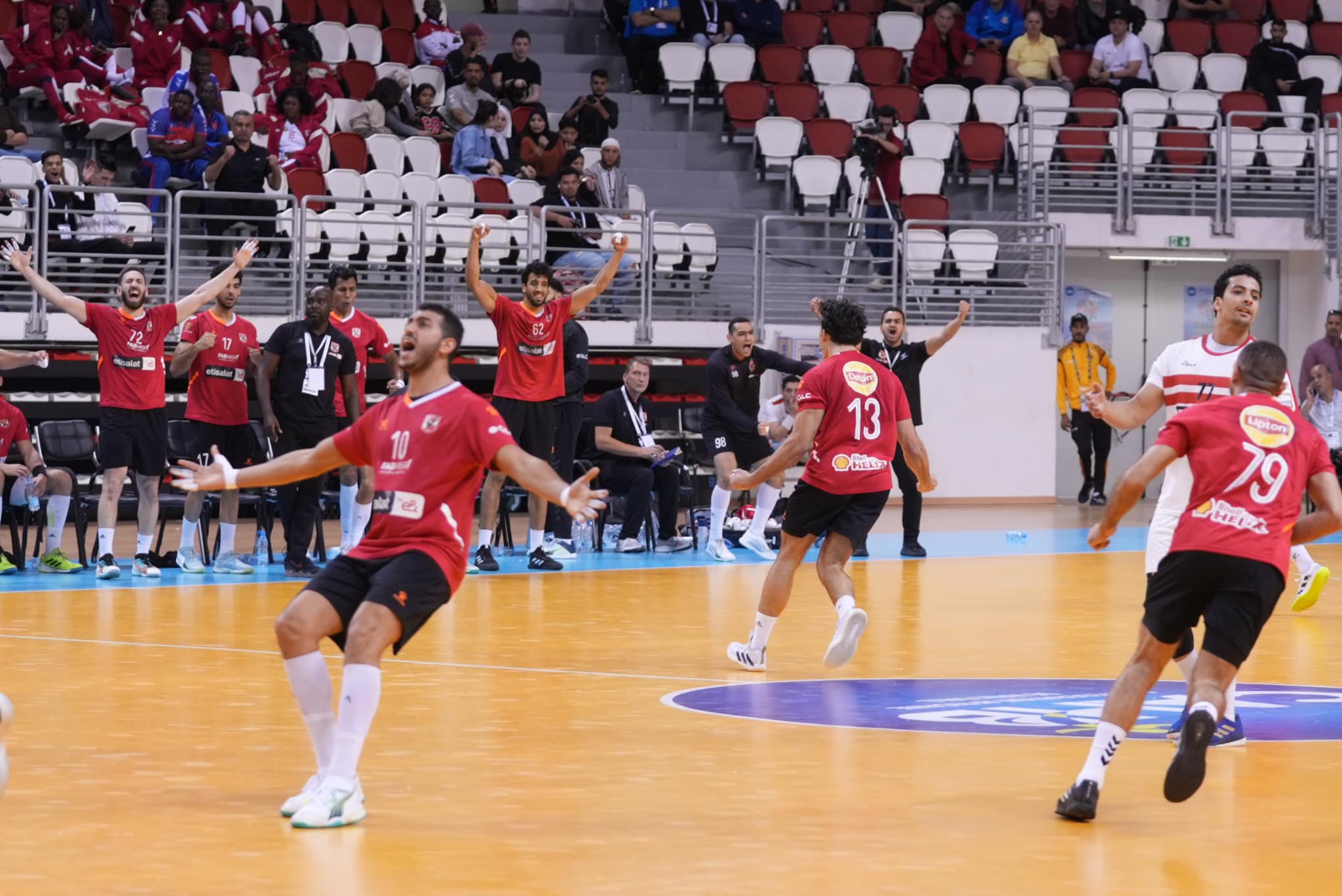 للمرة الثالثة علي التوالي.. الأهلي بطلًا لكأس السوبر الأفريقي لكرة اليد بعد الفوز علي الزمالك