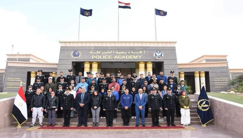 طلاب وأعضاء هيئة التدريس بأكاديمية العلوم والتكنولوجيا والنقل البحرى يزورون أكاديمية الشرطة
