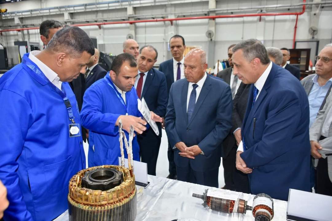 وزير النقل يتفقد ورش إيرماس ويتناول الإفطار مع العاملين 