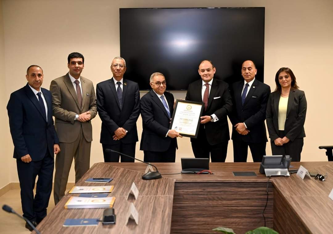 وزير التجارة يتسلم شهادة المواصفة القياسية الدولية لنظام إدارة المؤسسات التدريبية