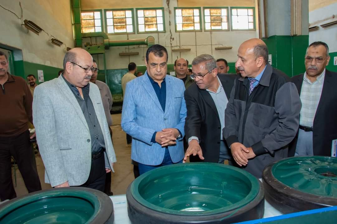 وزير الإنتاج الحربى يفاجيء عمال وقيادات "هليوبوليس للصناعات الكيماوية" - الخبر لايف