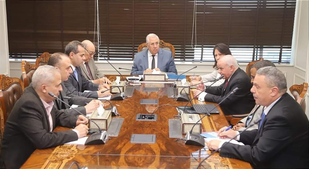 القصير يبحث كيفية الإستفادة من البحث العلمى فى مكافحة الآفات الزراعية 