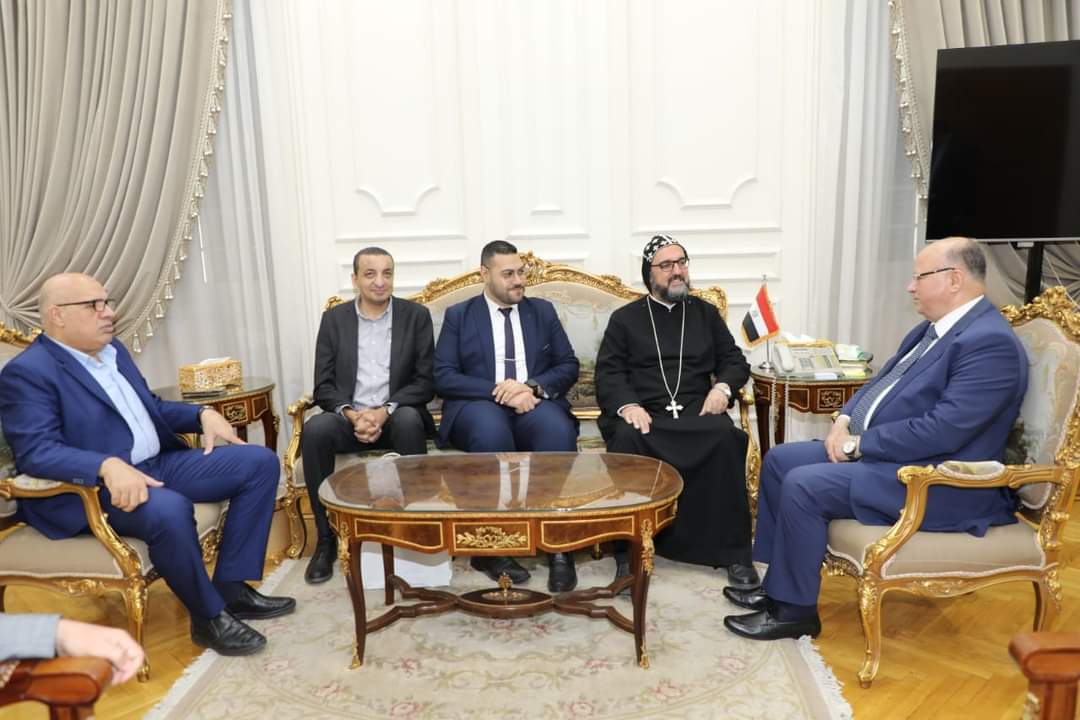 محافظ القاهرة يستقبل وفدى الكنيستين القبطية والسريانية الأرثوذكسية للتهنئة بعيد الفطر