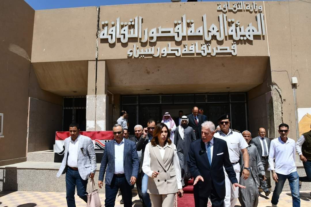 وزيرة الثقافة ومحافظ جنوب سيناء يتفقدان أعمال تطوير المسرح الصيفى بالطور