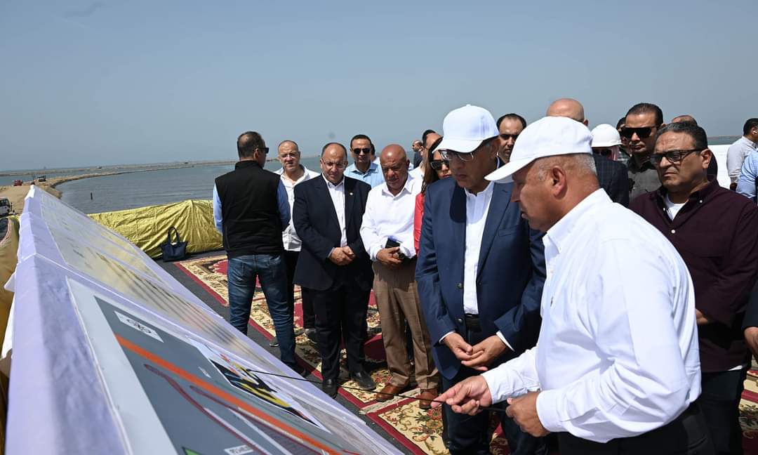 مدبولى يشهد تصدير شحنات كبيرة لمختلف القطاعات الإنتاجية من ميناء دمياط
