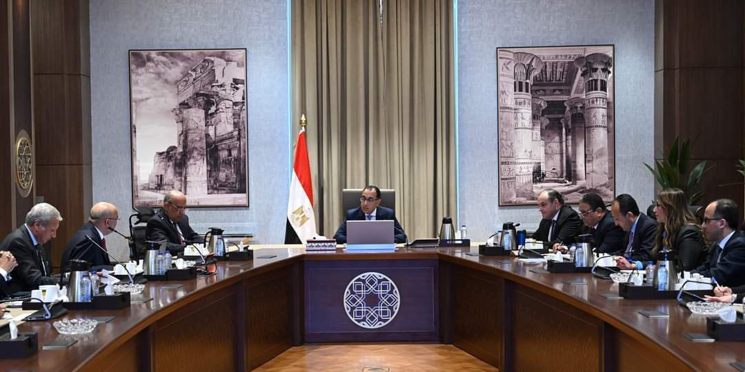 رئيس الوزراء يبحث مع مسئولى شركة "المنصور للسيارات" فرص تصنيع طرازات ومنتجات جديدة فى مصر