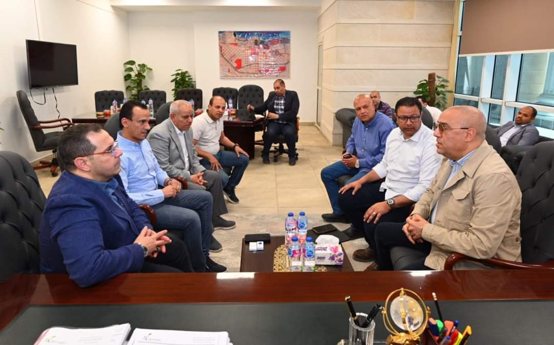 وزير الإسكان يتابع معدلات إنجاز المشروعات الجارى تنفيذها بالمدينة