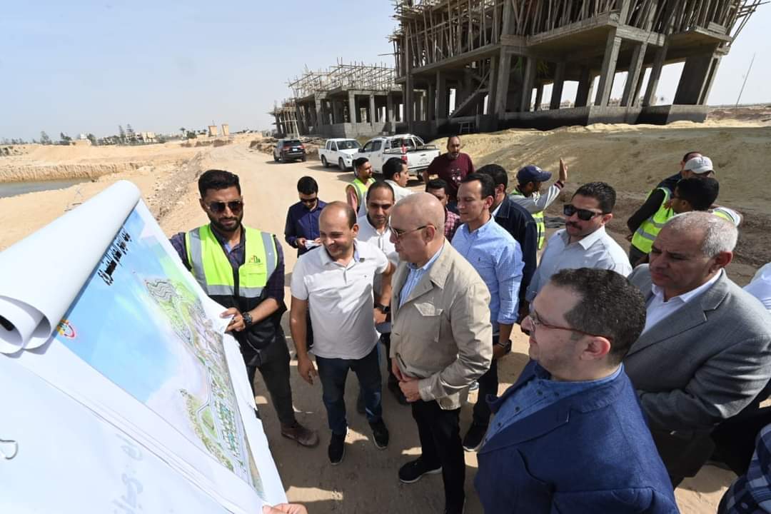 وزير الإسكان يتفقد الأعمال بمشروع مارينا 8 على مساحة 104 أفدنة