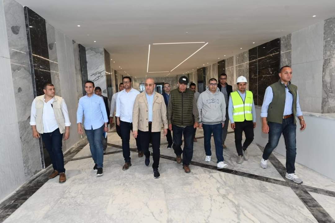 وزير الإسكان يتفقد أعمال التشطيبات بأبراج المنطقة الشاطئية بالعلمين الجديدة