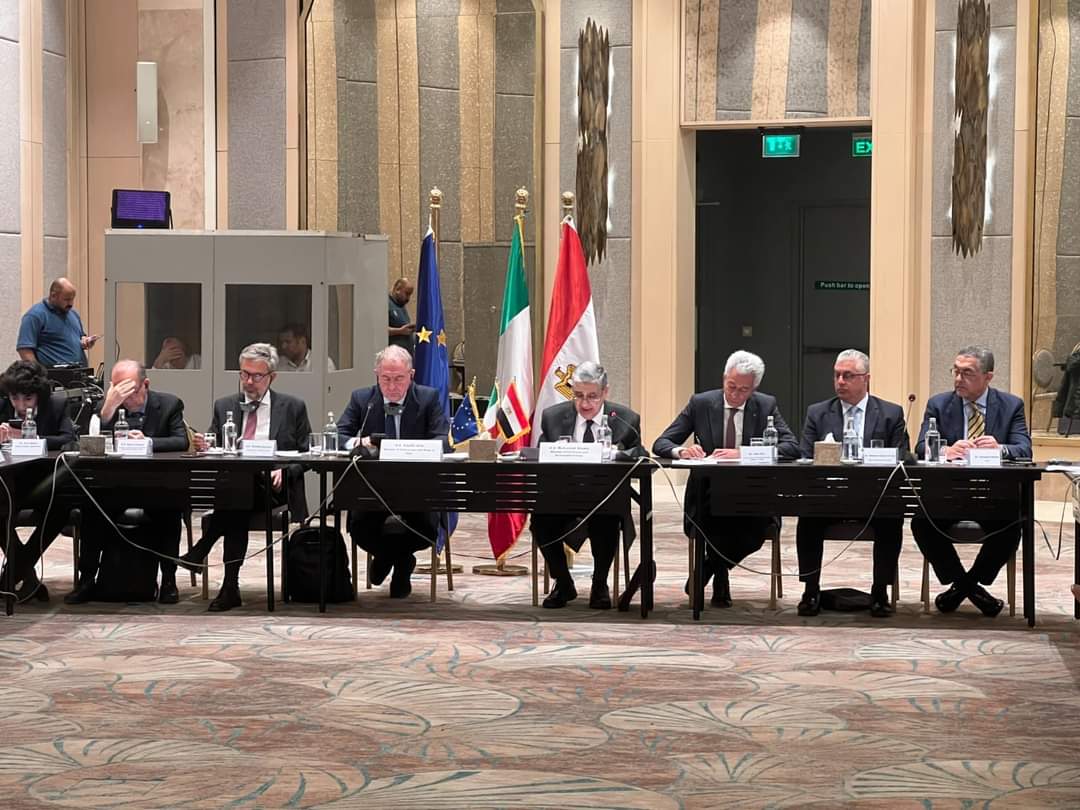 وزير الكهرباء يجتمع مع وزير الشركات وصنع فى إيطاليا لبحث سبل دعم وتعزيز التعاون الثنائى 