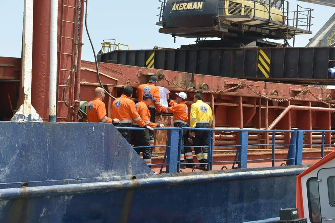 وحدات الإنقاذ بقناة السويس تنجح فى إنقاذ سفينة وطاقمها من الغرق قبل عبورها 