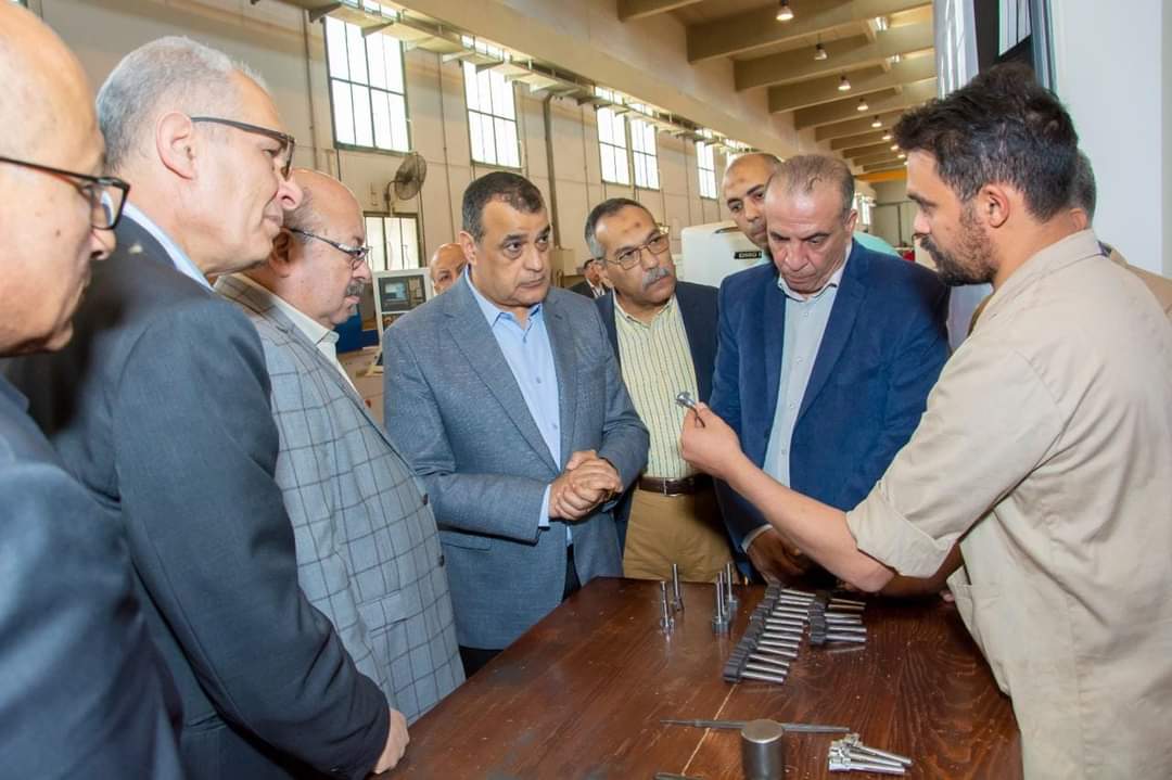 وزير الإنتاج الحربى يفاجئ شركة "أبو زعبل للصناعات المتخصصة"