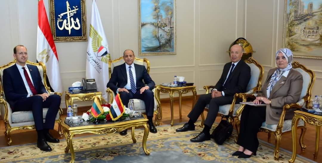 وزير الطيران يبحث مع وزير النقل والاتصالات بجمهورية ليتوانيا التعاون فى مجـال النقـل الجوى 