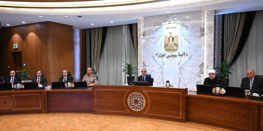 رئيس الوزراء يُهنئ الرئيس والقوات المُسلحة البواسل بالذكرى 42 لعيد تحرير سيناء