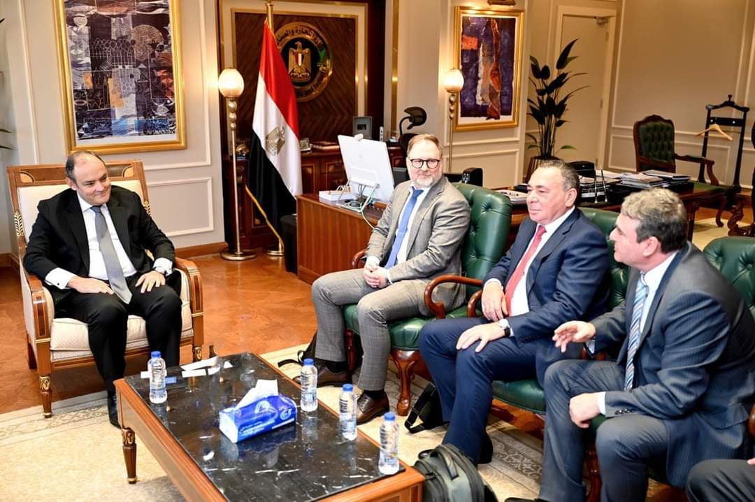 وزير التجارة يبحث مع ممثلى شركتين نمساوية وتشيكية إنتاج سيانيد الصوديوم بمصر