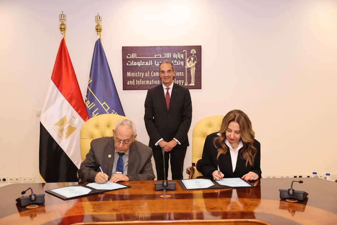 وزير الإتصالات : تطويع التكنولوجيا لتعظيم دور اللغة العربية كجسر للتواصل مع الحضارات وإثراء المحتوى العربى الرقمى 