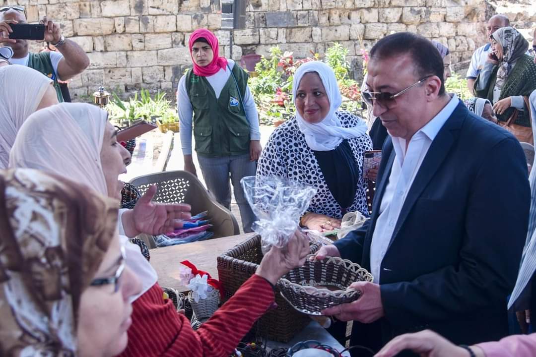 محافظ الإسكندرية يفتتح معرض الأسر المنتجة لبيع المشغولات اليدوية والتراثية والمنتجات الغذائية