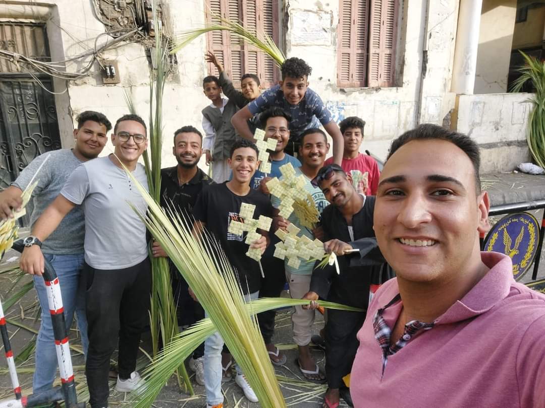 الأقصر تتزين بسعف النخيل احتفالًا بأحد الشعانين
