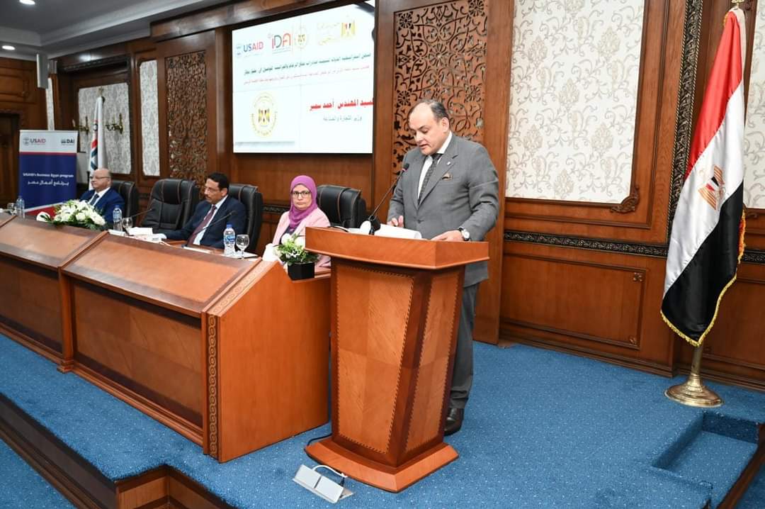 وزير التجارة يشهد تسليم رخص وسجلات صناعية لمصنعى ومستثمرى منطقة شق الثعبان