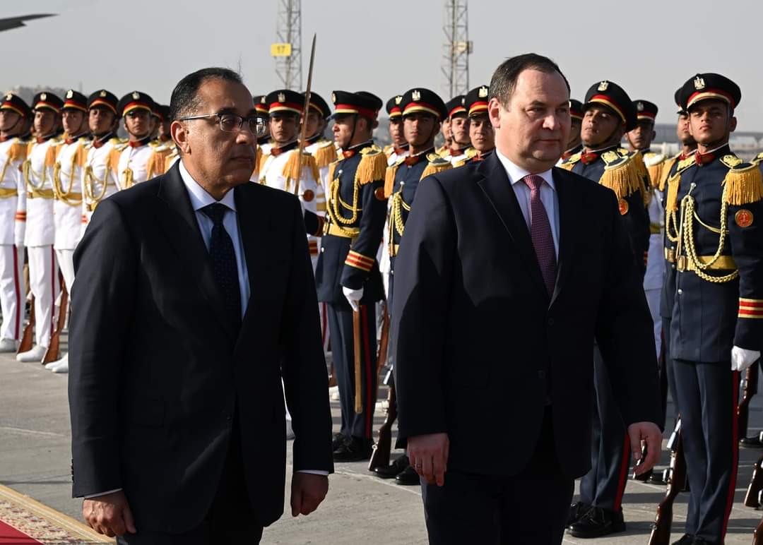 رئيس الوزراء يستقبل نظيره البيلاروسى بمطار القاهرة