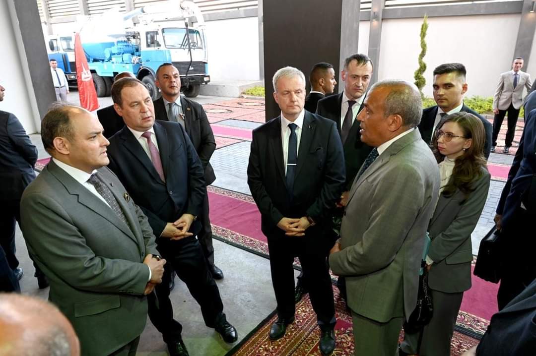 رئيس وزراء بيلاروسيا يتفقد الشركة الدولية للصناعات والمشروعات "ماز" بمصر 