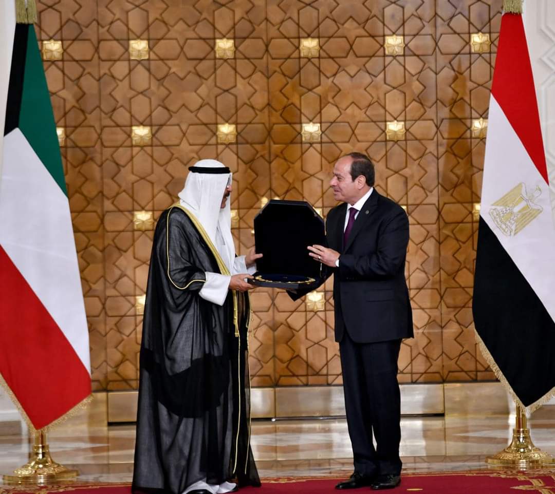 الرئيس يمنح قلادة النيل لأمير الكويت