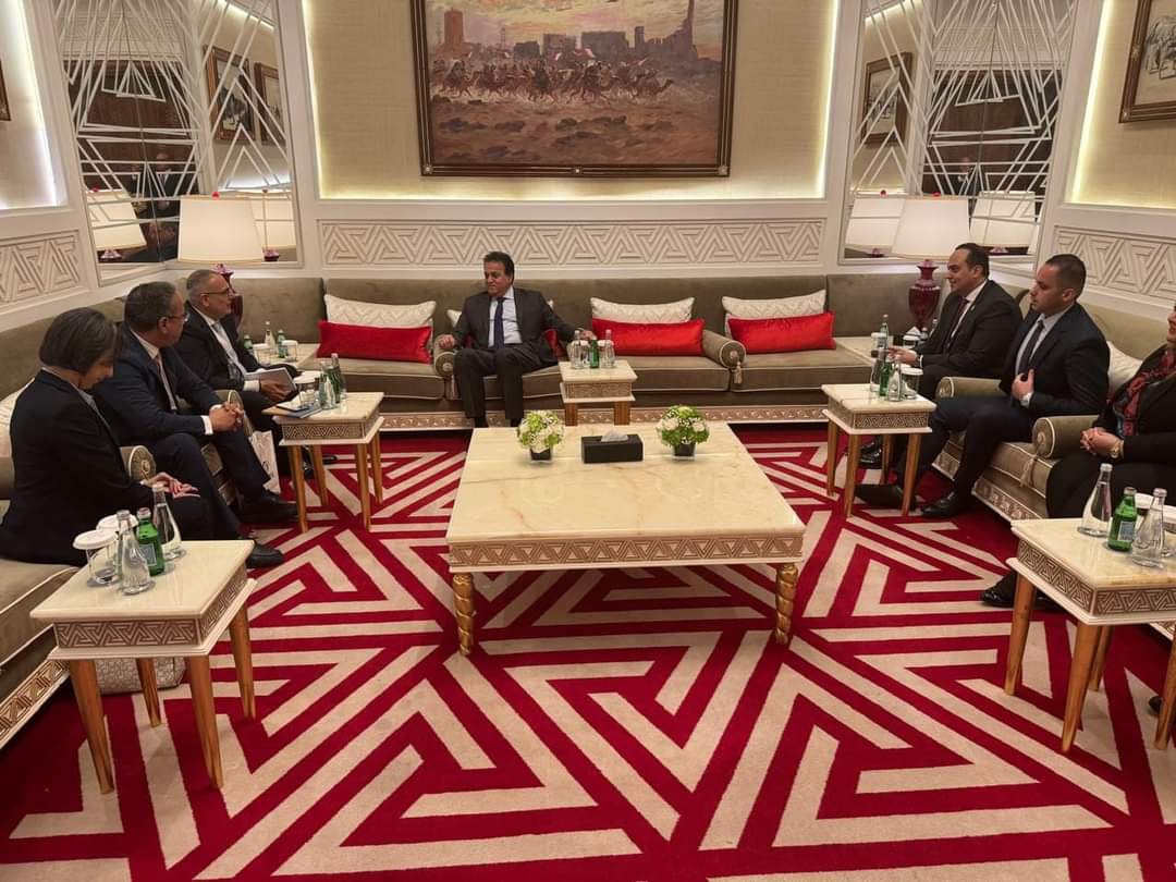 وزير الصحة يبحث مع شركة «أبوت» نقل تكنولوجيا التصنيع الدوائى للسوق المصرى