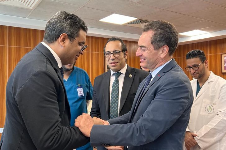 السفير الفرنسي يُشيد بكفاءة الفرق الطبية بمستشفى الكرنك الدولى 