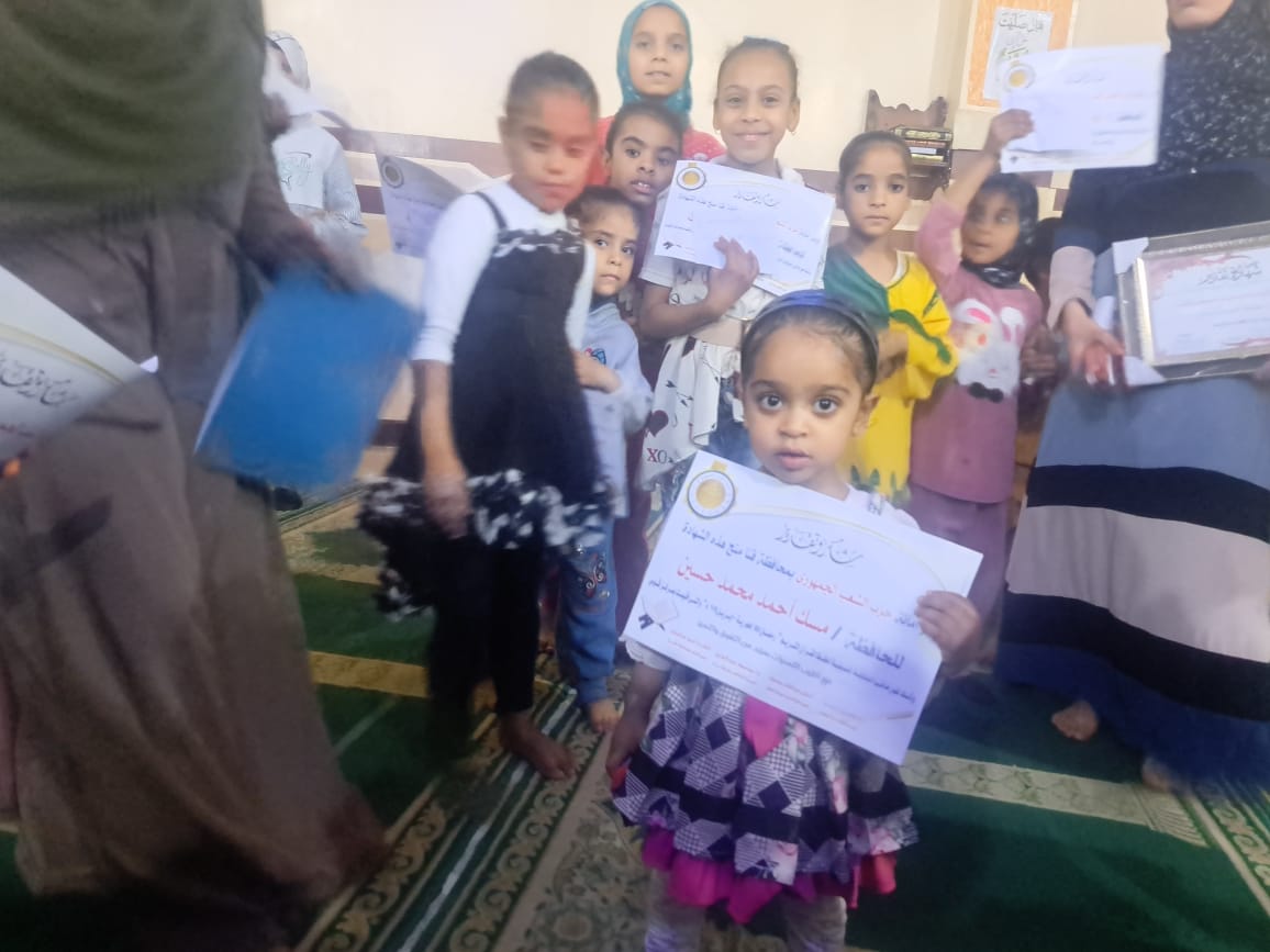 "الشعب الجمهورى " يكريم حفظة القرآن الكريم بقوص
