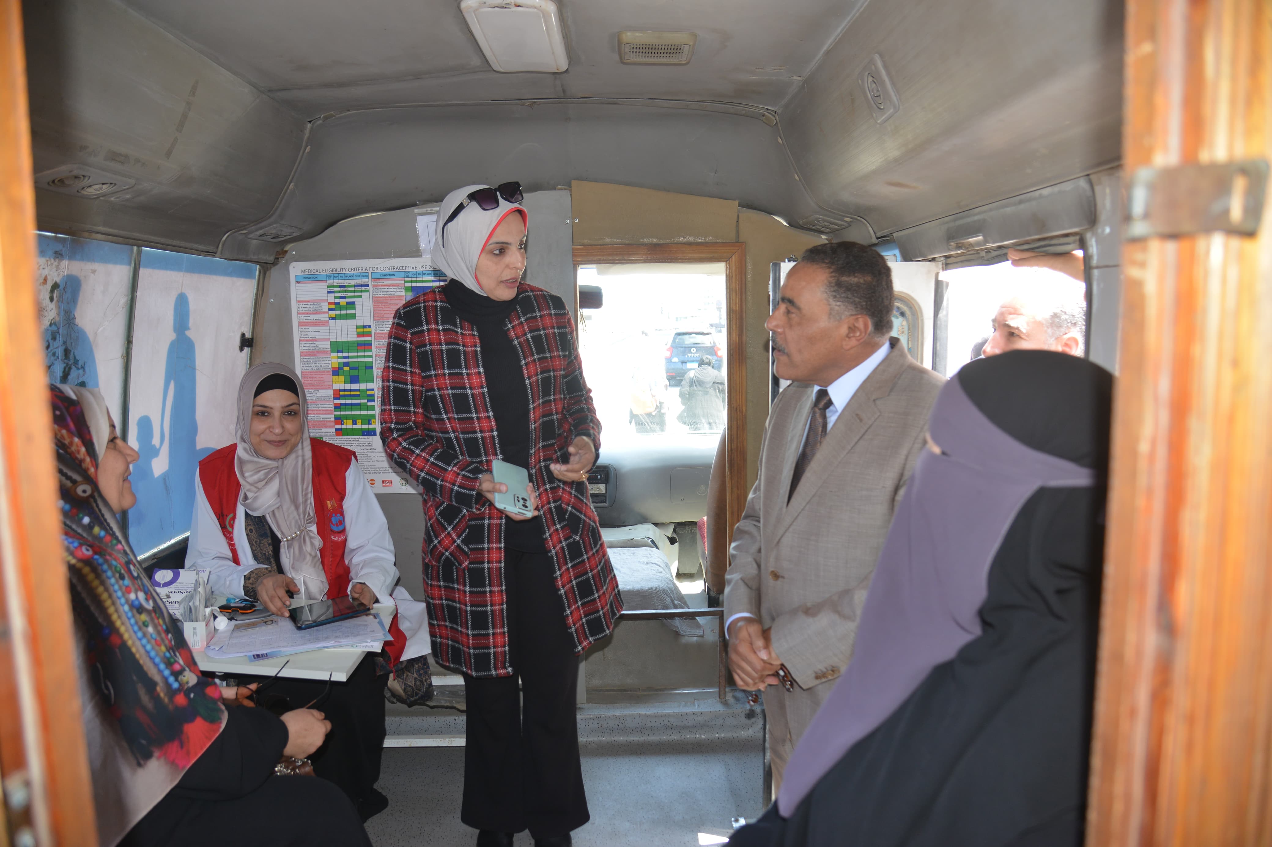 محافظ مطروح يتفقد سيارة العيادات الطبية المتنقلة بمرسى مطروح
