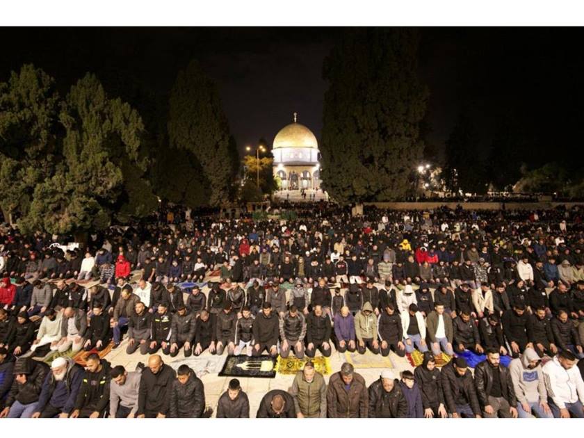 40 ألف فلسطيني .. يؤدون صلاتي العشاء والتراويح بالمسجد الأقصى