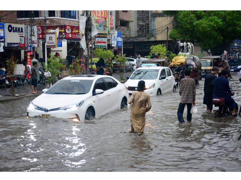 مصرع 10 أشخاص وإصابة 12 آخرين .. بسبب الأمطار والعواصف الثلجية في باكستان
