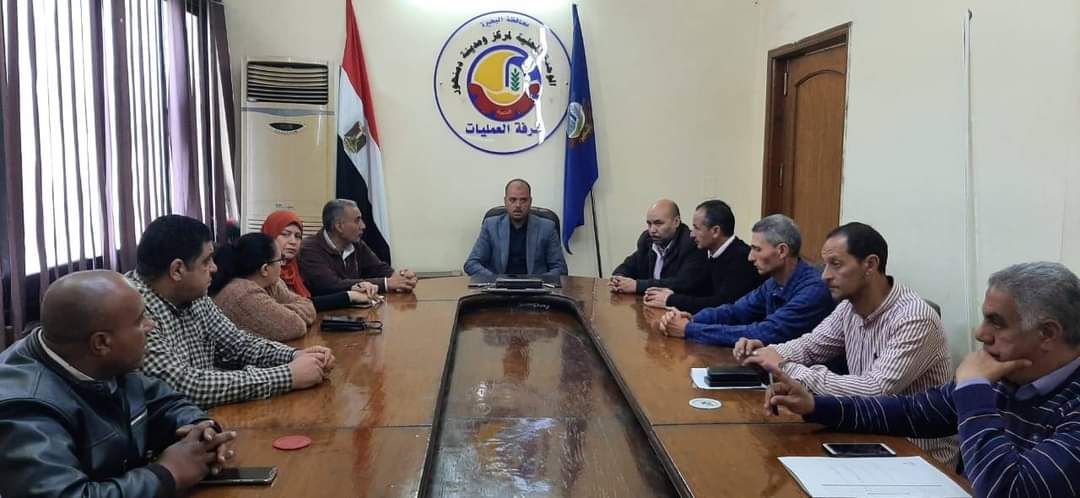 رئيس مدينة دمنهور يتابع رفع تراكمات القمامة بالشوارع خلال العيد.. صور