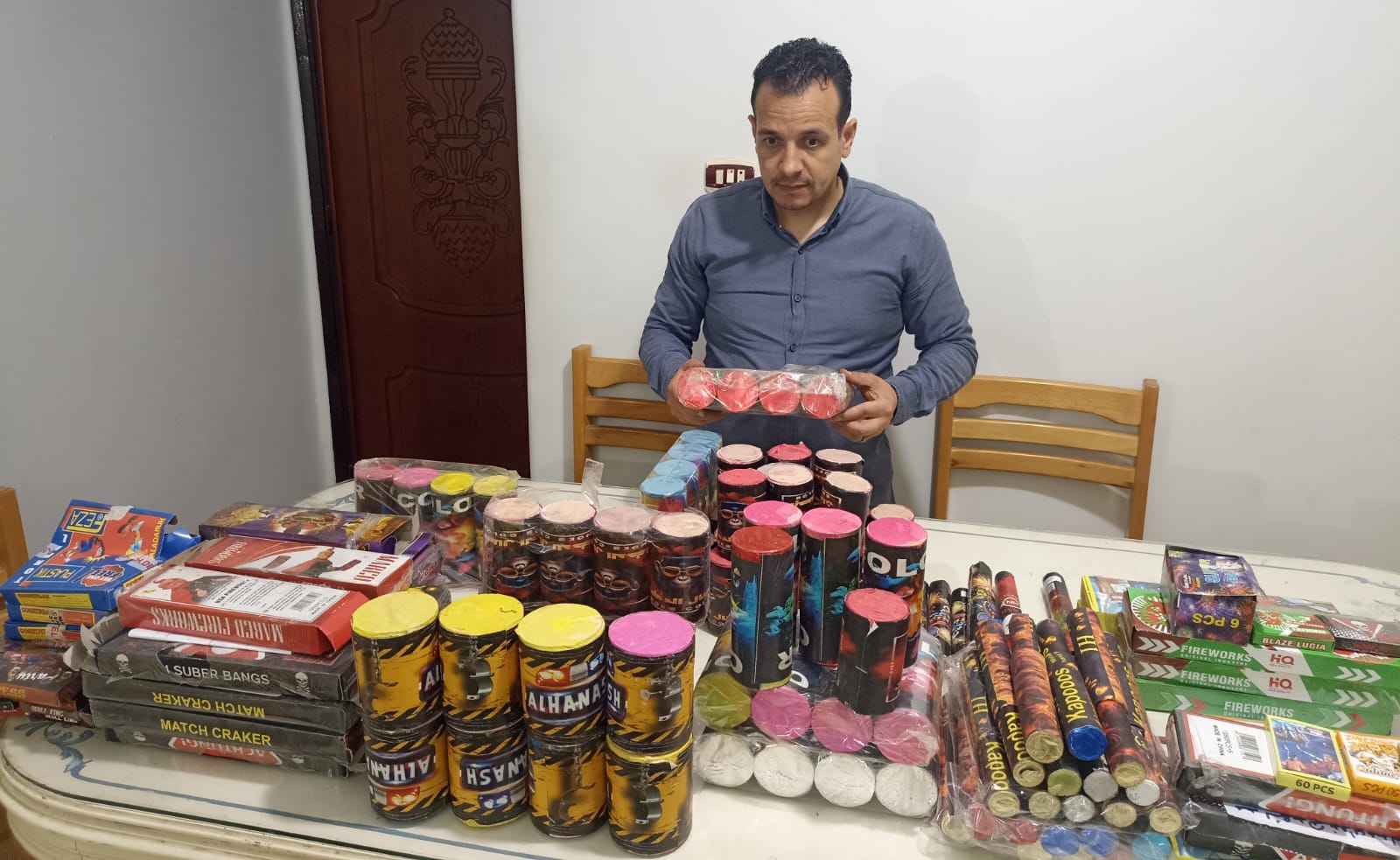 ضبط 5000  قطعة ألعاب نارية بمكتبة في البحيرة