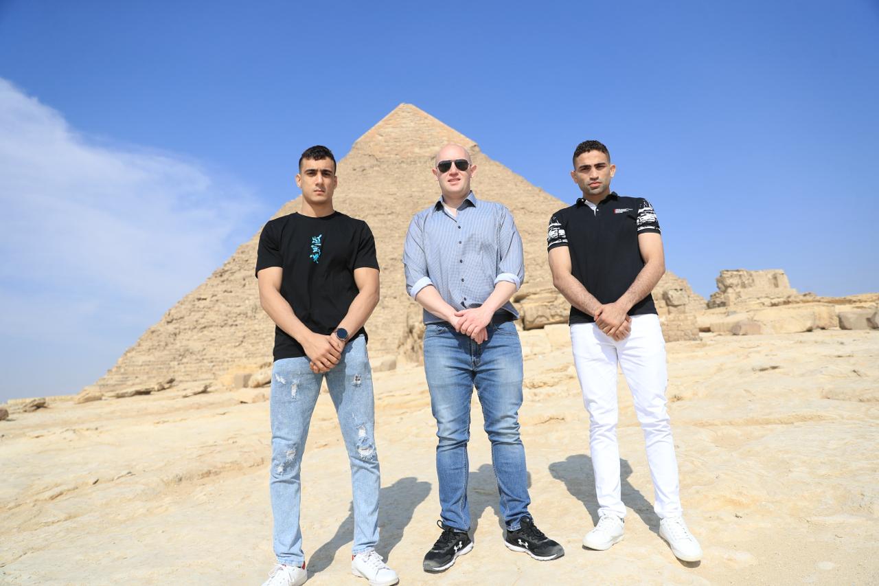 المقاتلان إسلام رضا وأحمد طارق يروجان للسياحة المصرية من الأهرامات