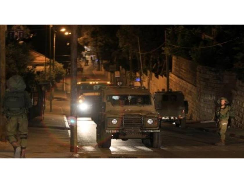 قوات الاحتلال تقتحم مدينة نابلس .. وتتمركز في محيط قبر يوسف