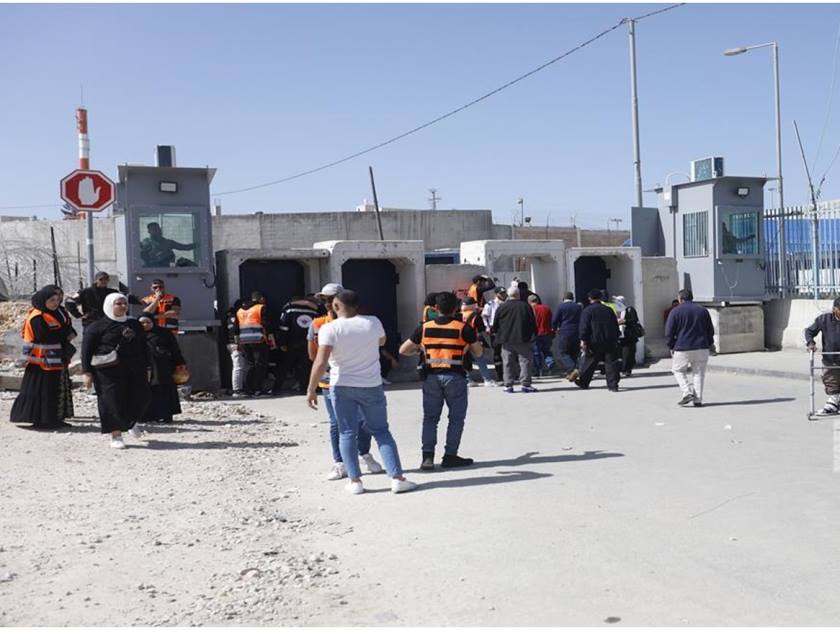 قوات الاحتلال .. تمنع آلاف الفلسطينيين من دخول الأقصى لأداء صلاة الجمعة