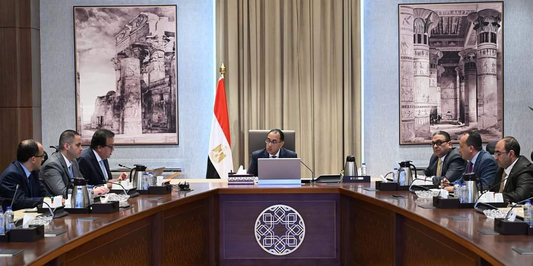 رئيس الوزراء يتابع مع وزير الصحة الموقف التنفيذى لعدد من المشروعات القومية 