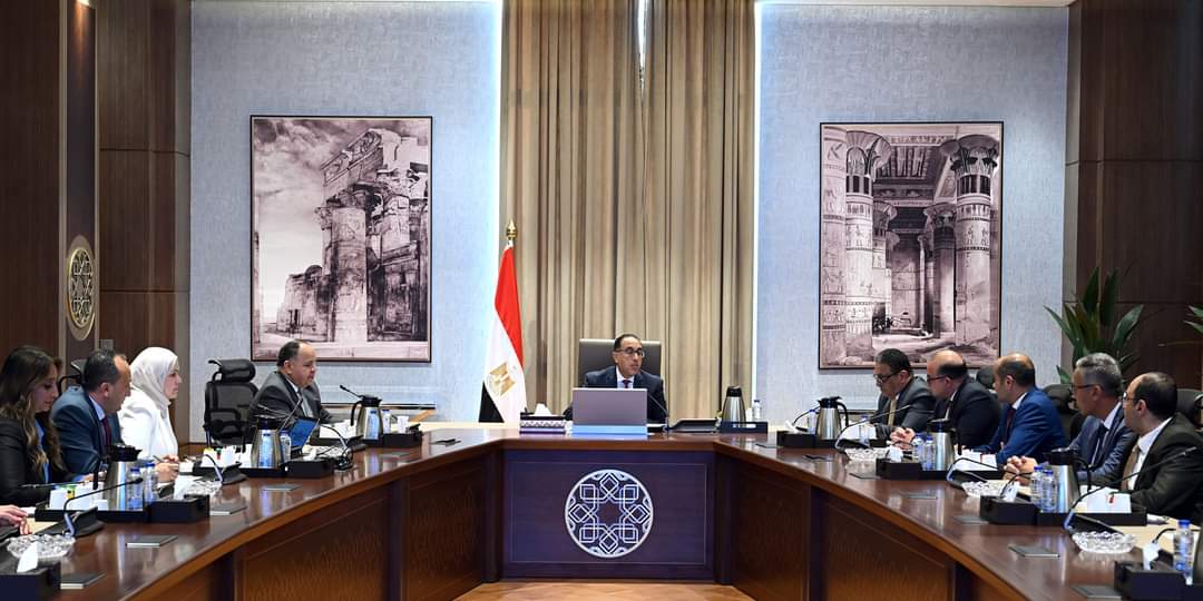 رئيس الوزراء يناقش سُبل تنمية سوق الأوراق المالية