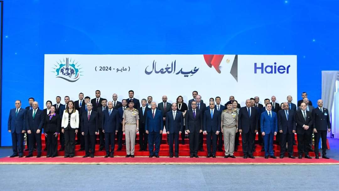 الرئيس يكرم عددًا من قدامى النقابيين وعمال مصر