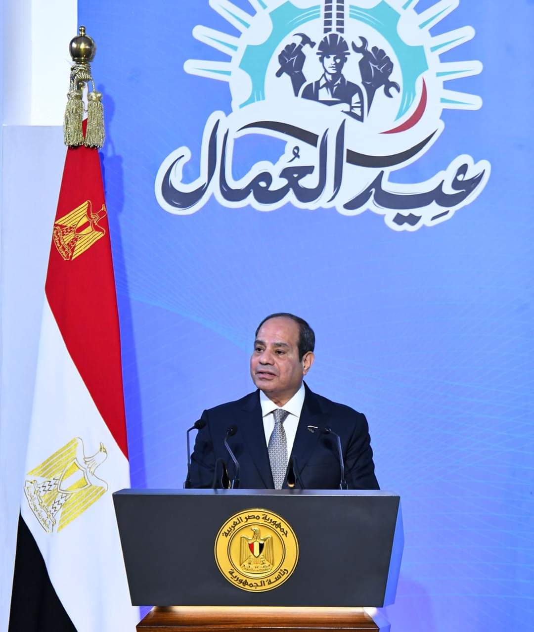 الرئيس : عمال مصر بذلوا جهدا خارقا لإعادة بناء البنية التحتية فى الدولة