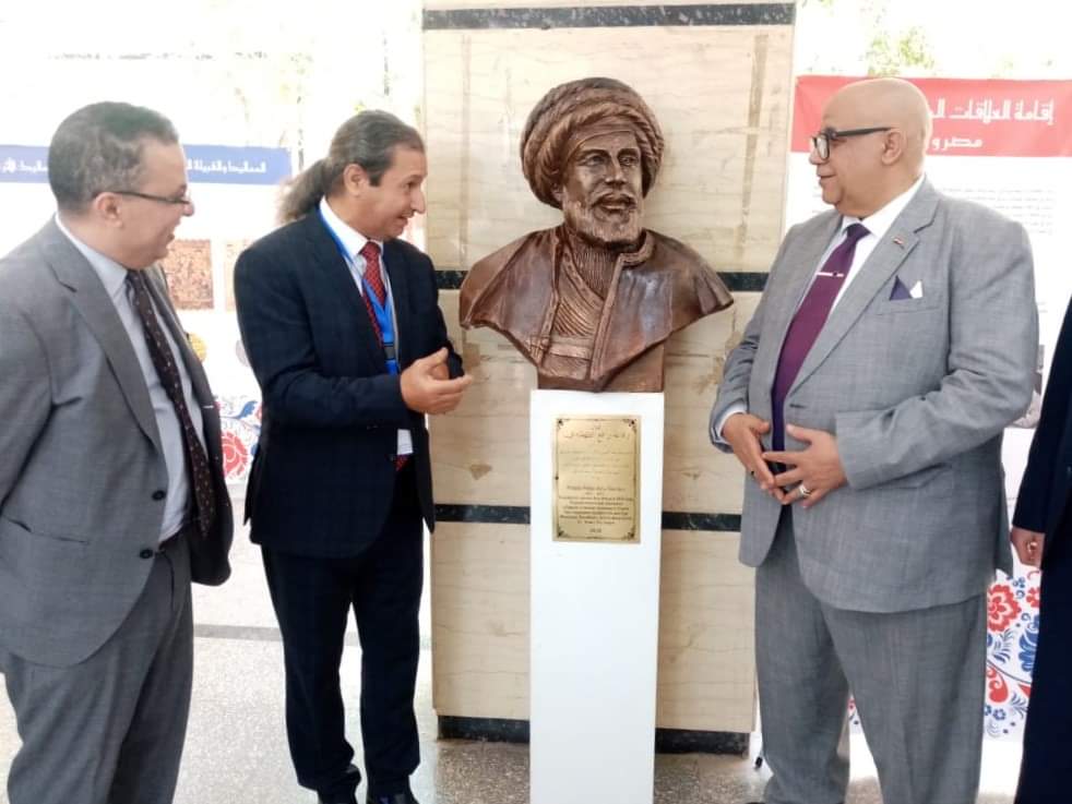 إزاحة الستار عن تمثالى الطهطاوى والطنطاوى بجامعة الأقصر
